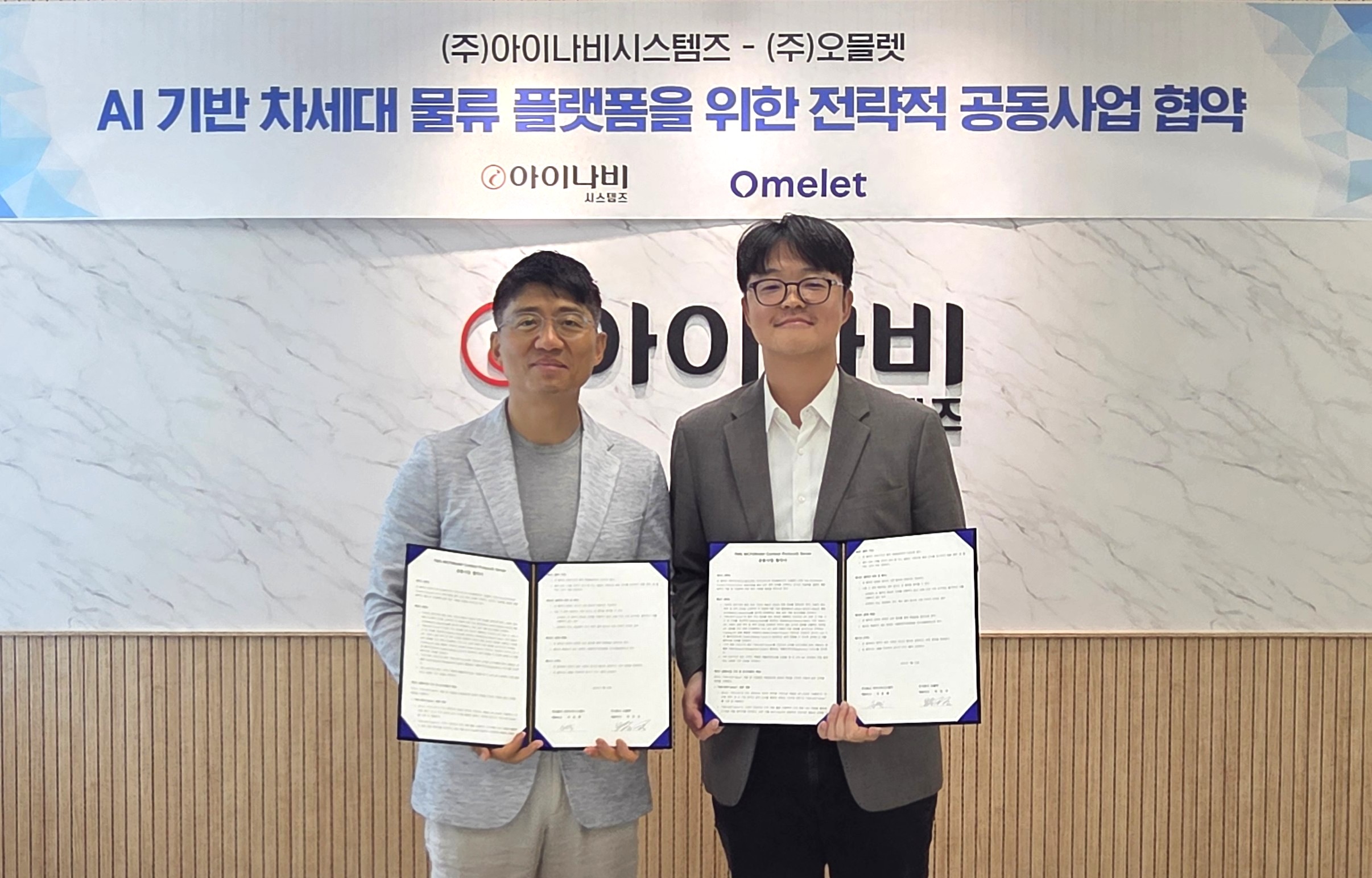 (From left) Lee Eun-bok, CEO of iNavi Systems, and Jinkyoo Park, CEO of Omelet / Photo provided by iNavi Systems